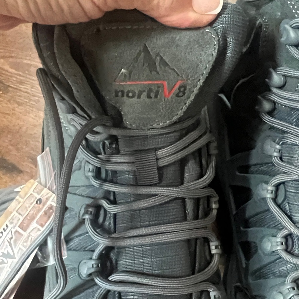 NWT- Men's Waterproof Hiking Boots - 9.5 - Picture 3 of 10